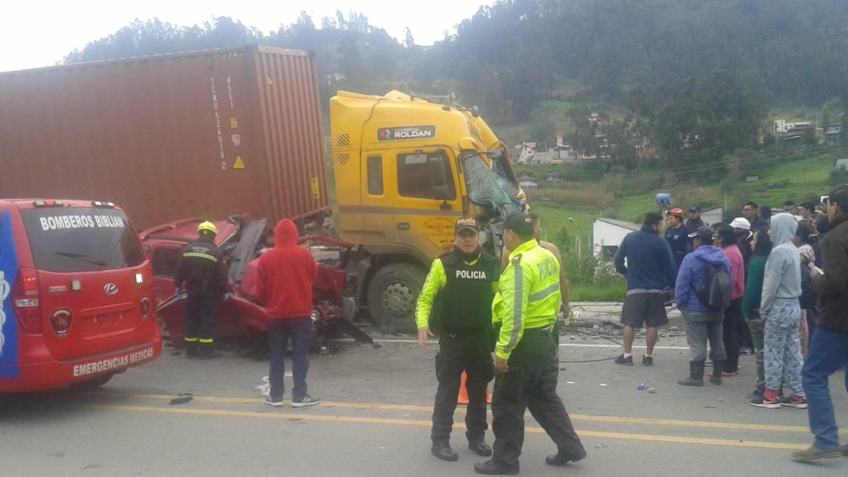 El pequeño vehículo quedó aprisionado contra la parte delantera del tráiler.