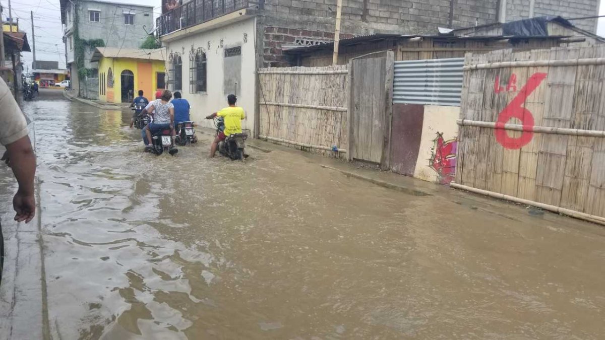 El desbordamiento del río Bulubulu colapsó el sistema de alcantarillado y las calles empezaron a inundarse.