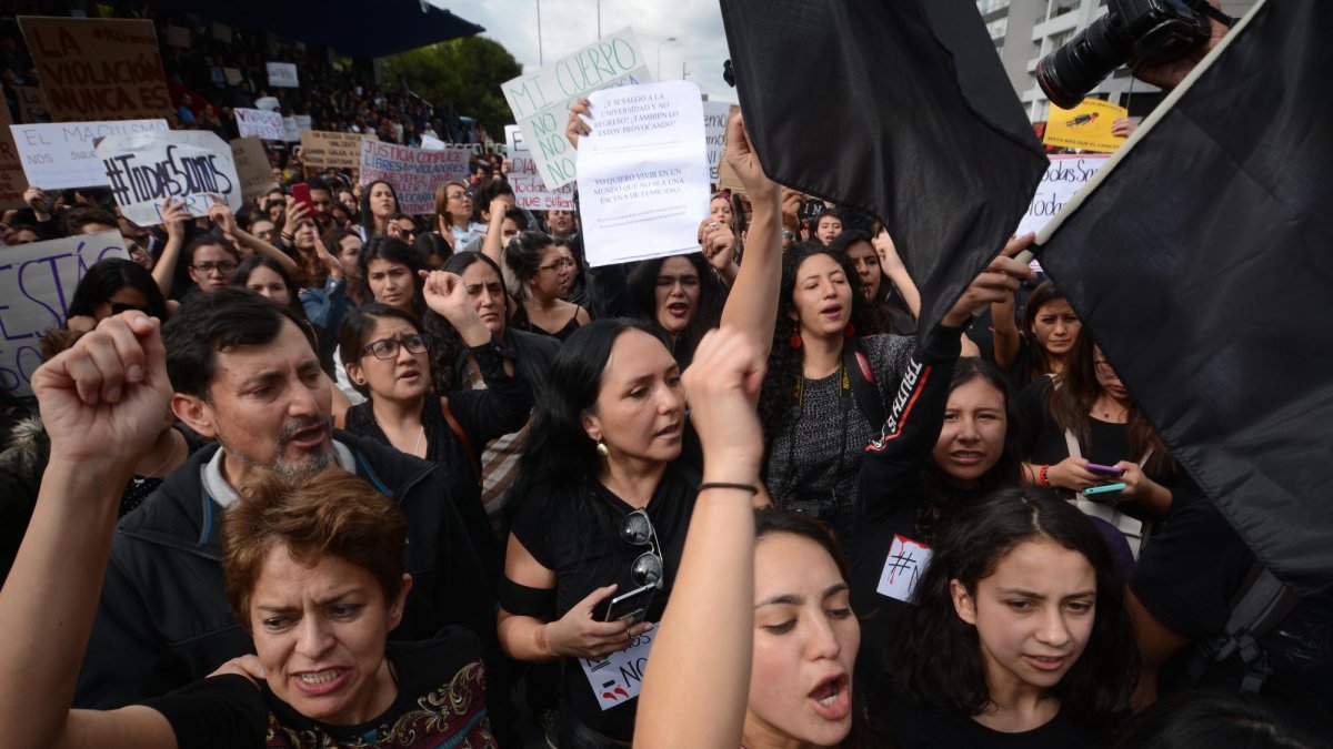 Plantón de protesta en contra de la violencia hacia las mujeres en la Tribuna de los Shyris, norte de Quito.