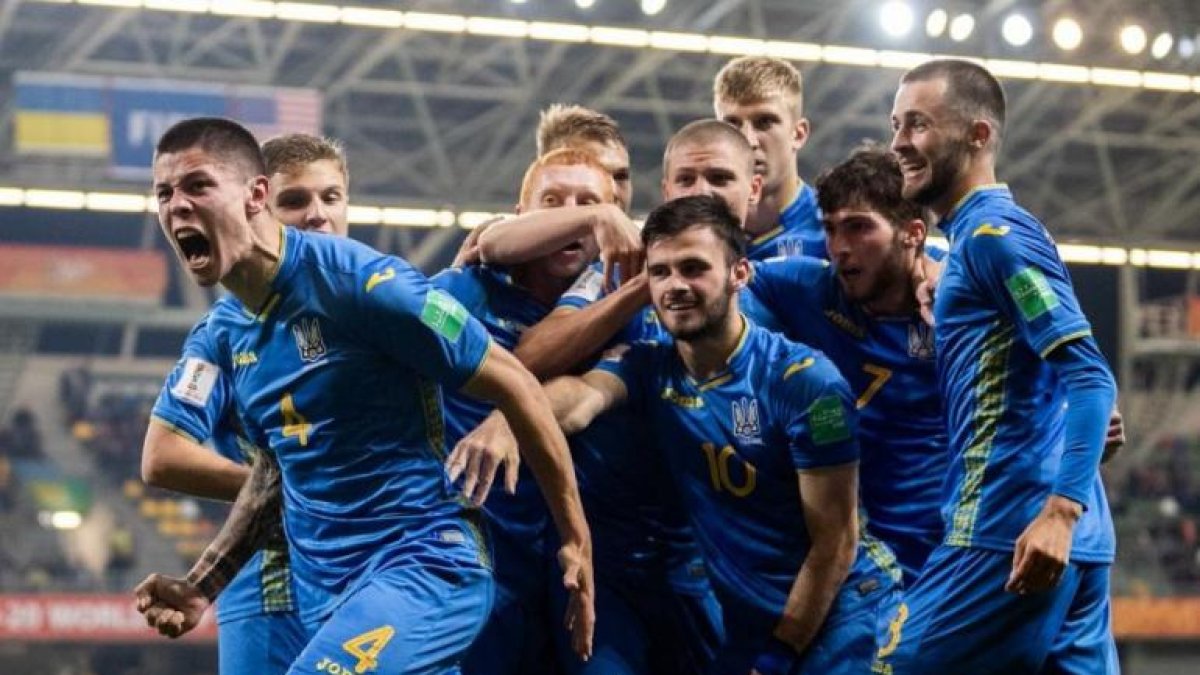 Los jugadores ucranianos celebran con euforia el paso a la final del Mundial.