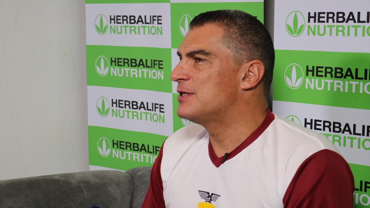 El golero, que hasta el Mundial de Brasil 2014 tenía el récord de ser el jugador con más años y tener 3 Mundiales (94, 98, 2014), viene a dar charlas motivacionales de fútbol.