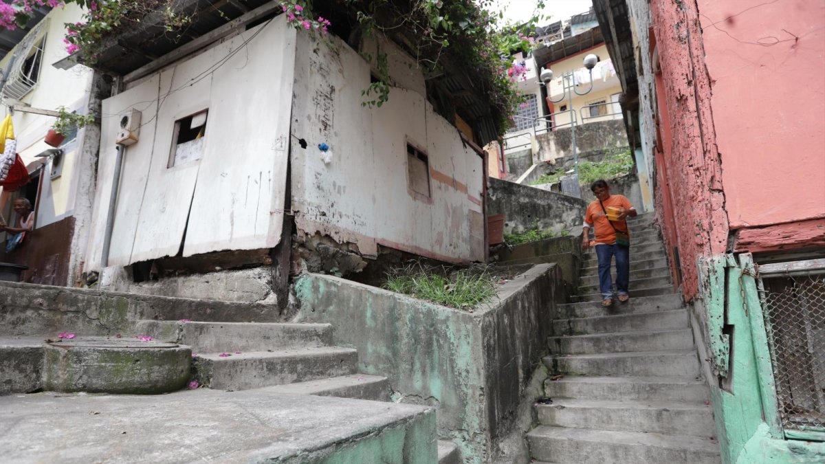 En el sector intervenido con el mural, los habitantes reclaman mejorar otras escaleras, colocar luminarias, pintar tramos del cemento y revivir las jardineras.