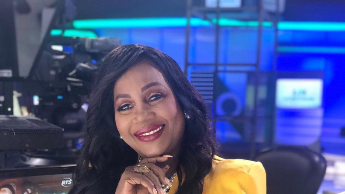 Mayra Montaño tiene 60 años y luce regia.