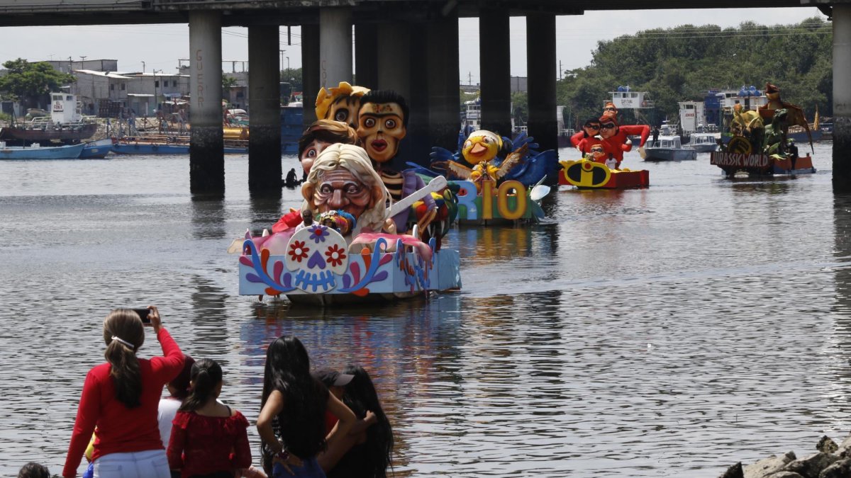 Seis embarcaciones coloridas hechas por artesanos de la ruta de los monigotes gigantes.