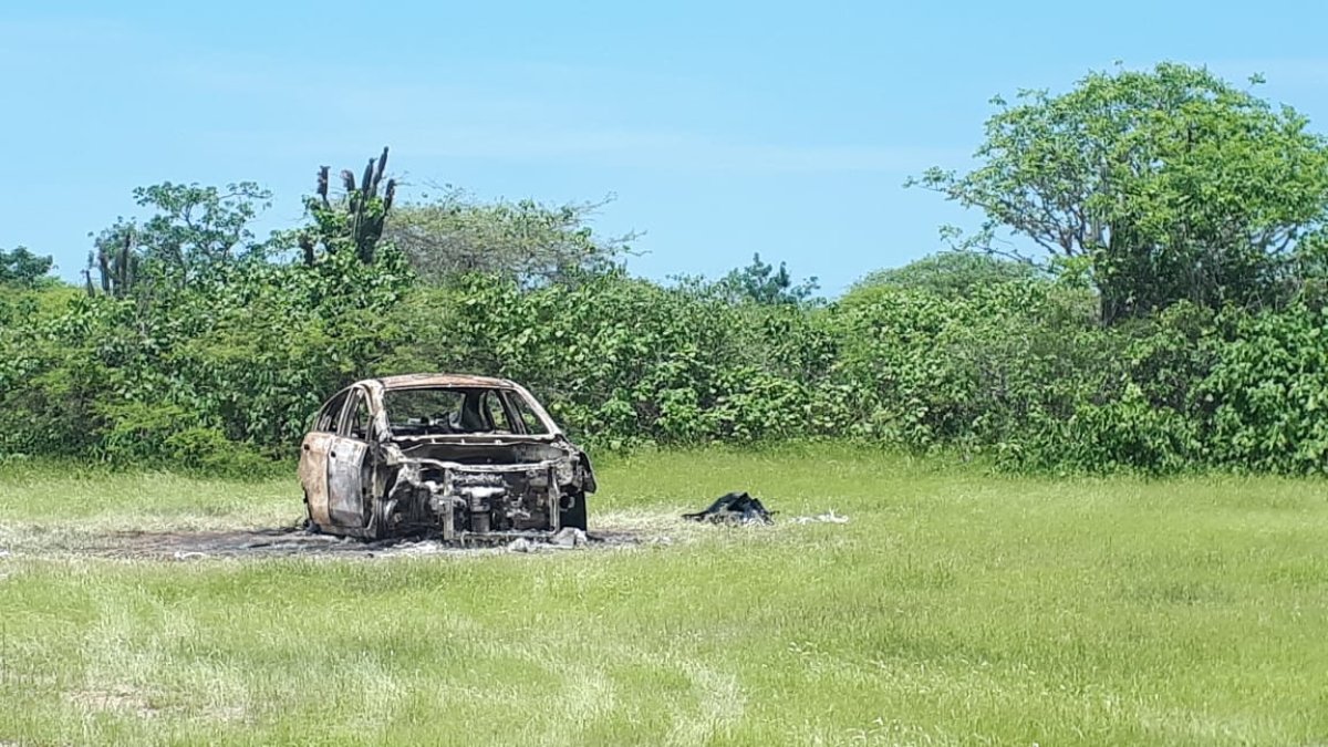 Los escombros del carro incinerado se los encontró en las afueras del pueblo en un área de gran vegetación.