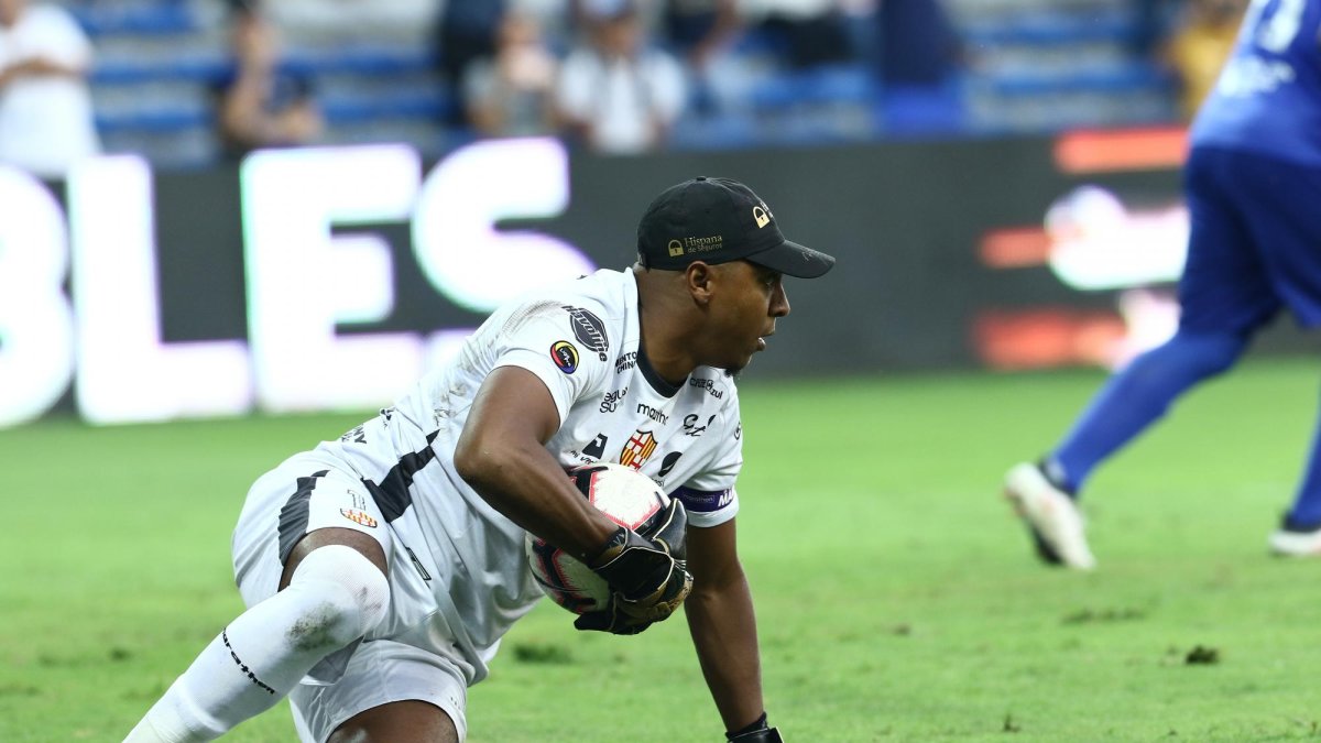 El arquero del Ídolo entrenó como estelarista de cara al compromiso ante los militares por la Copa Ecuador.