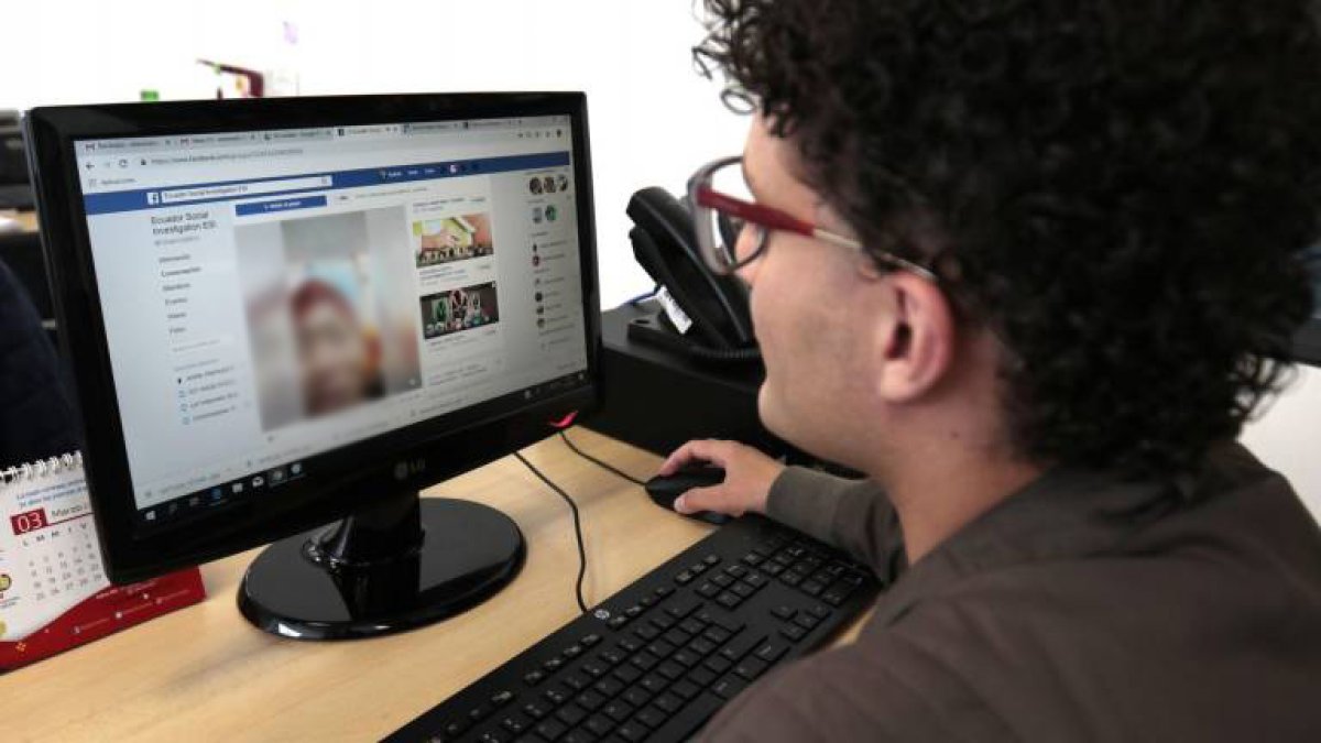 La mujer difundía los vídeos en Facebook en los que aparecía con un pañuelo en la cabeza.