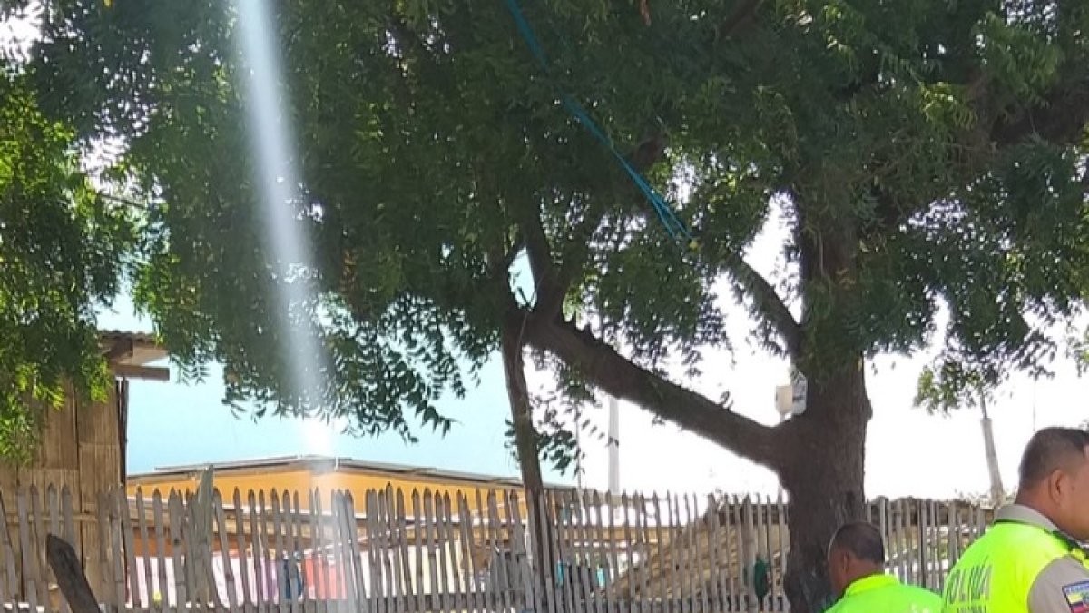 Agentes policiales recabaron indicios en la escena.