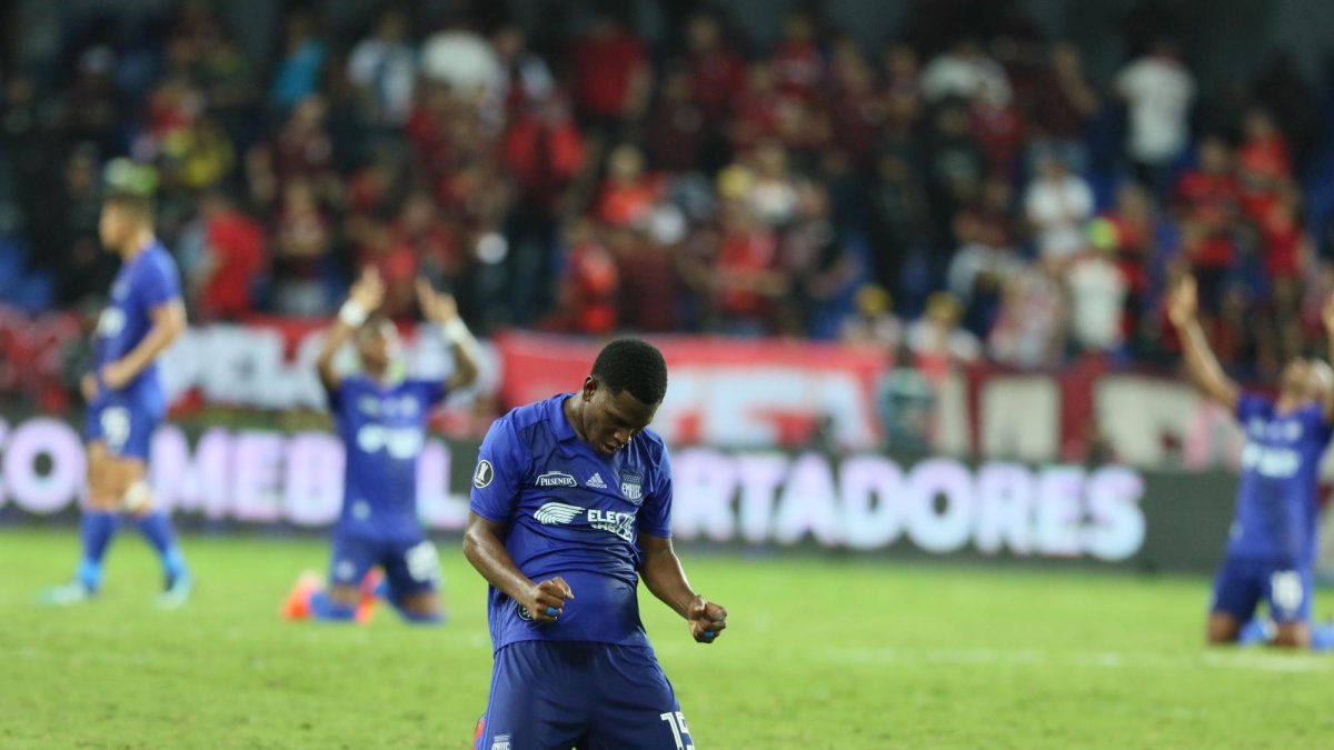 El futbolista ecuatoriano vio desde la tribuna el triunfo de su nuevo equipo, el Cruz Azul.