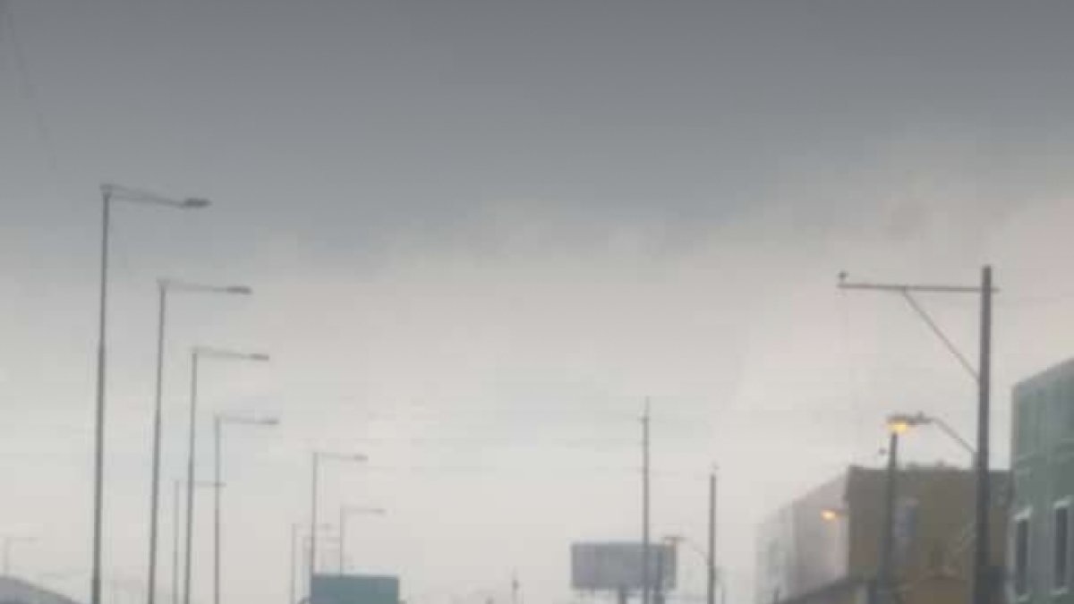 Alrededor de las 17:00 empezó a llover y en poco tiempo se inundaron varios sectores de la urbe.