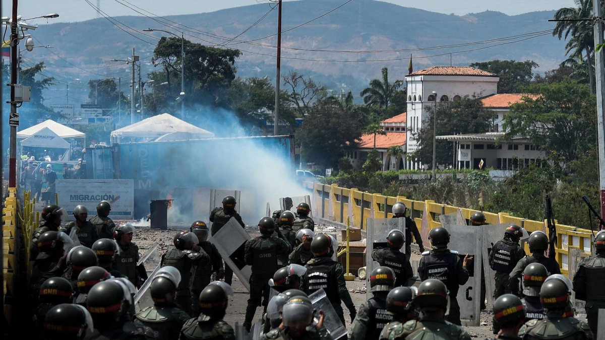 Miembros de la Guardia Nacional Bolivariana (GNB) de Venezuela montan guardia este domingo en el lado venezolano del puente Francisco de Paula Santander, en la frontera entre Cúcuta (Colombia) y Venezuela.