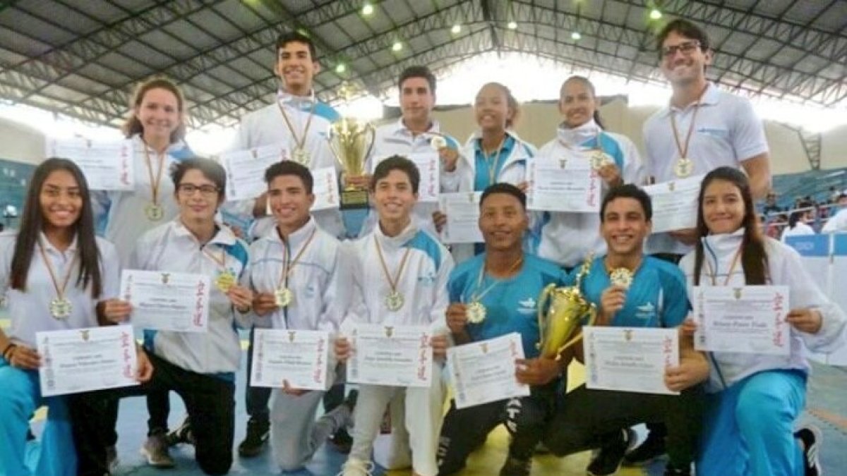 Los chicos de la delegación de Guayas muestran, orgullosos, el trofeo y los diplomas que los acreditan como los mejores del torneo.