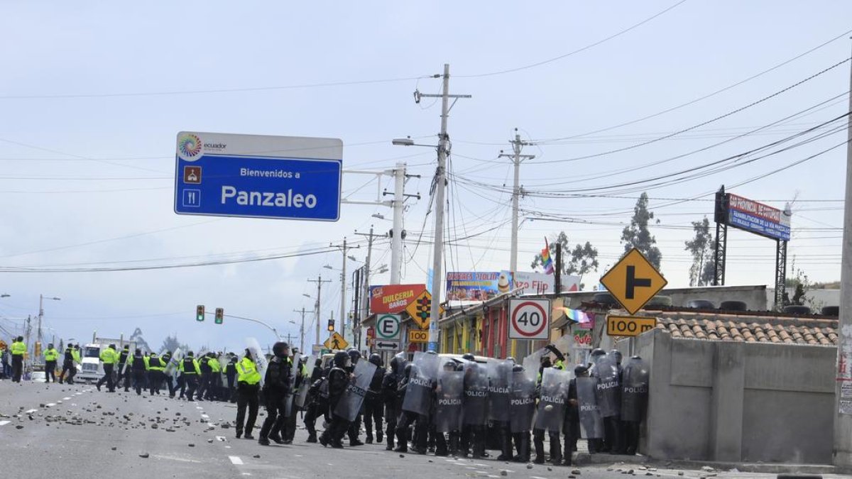“Responsabilizamos de estos hechos al Gobierno nacional”, reza un trino de la Confederación indígena que colgó una fotografía que correspondería a una persona herida en la rodilla en los choques.