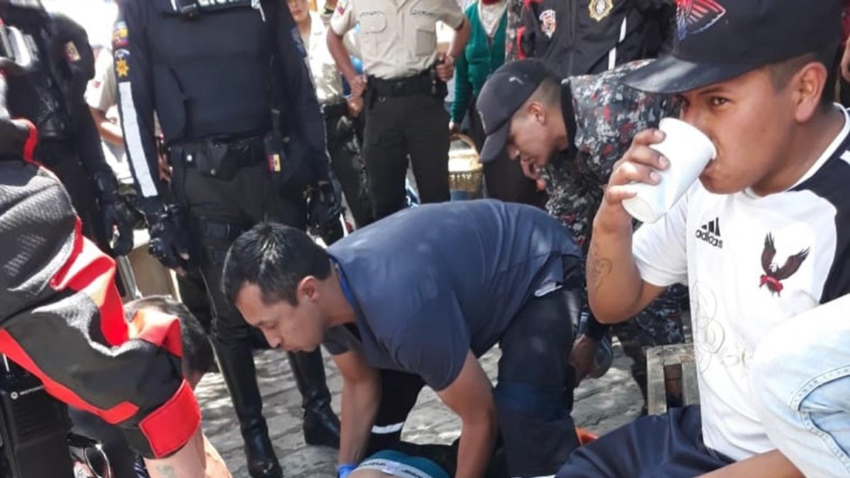 Los uniformados descubrieron que la víctima tenía en su boca al menos unas “15 funditas de dosis de alcaloide” según Mario Castro, subjefe del Comando de Policía del Azuay.