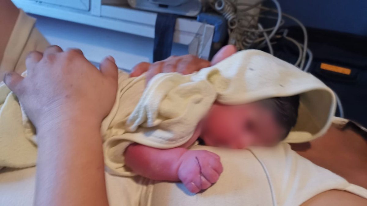 Se informó que tanto la madre como el neonato se encuentran en buenas condiciones de salud, según indicó Israel Jiménez, padre del bebé.