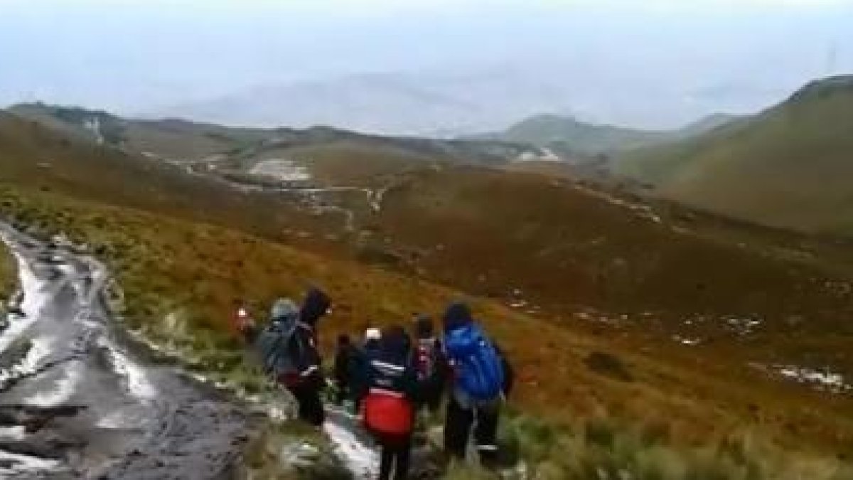 El Cuerpo de Bomberos de Quito informó que una unidad especializada localizó y colaboró con el descenso de los universitarios.