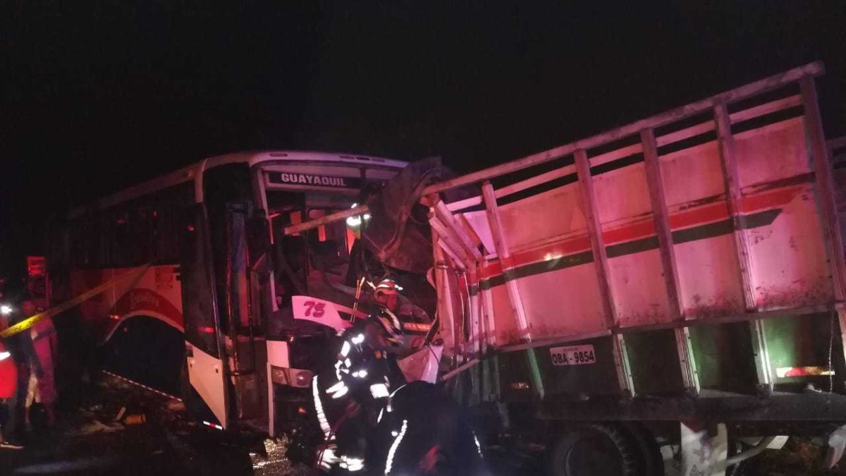A los rescatistas de UREM les tomó 15 minutos para extraer el cuerpo de las latas retorcidas del camión.