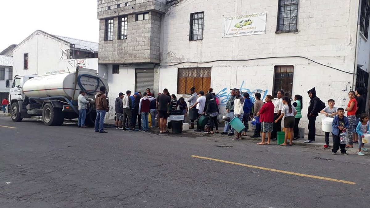 Habitantes del sector se abastecen de agua con tanqueros.