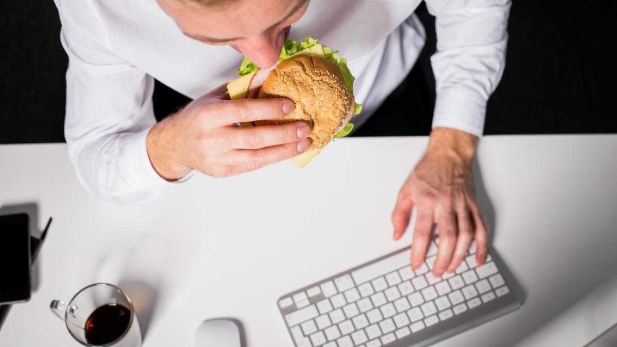 Si se encuentra estresado es mejor controlar la cantidad de comida que ingiere, pues esta lo puede llevar a engordar más.