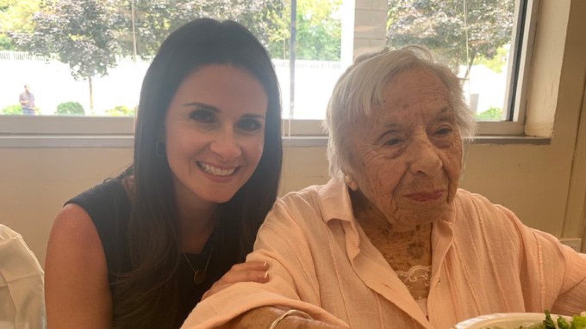 Esta periodista entrevistó a la ‘viejita’ y se llevó una cómica respuesta.