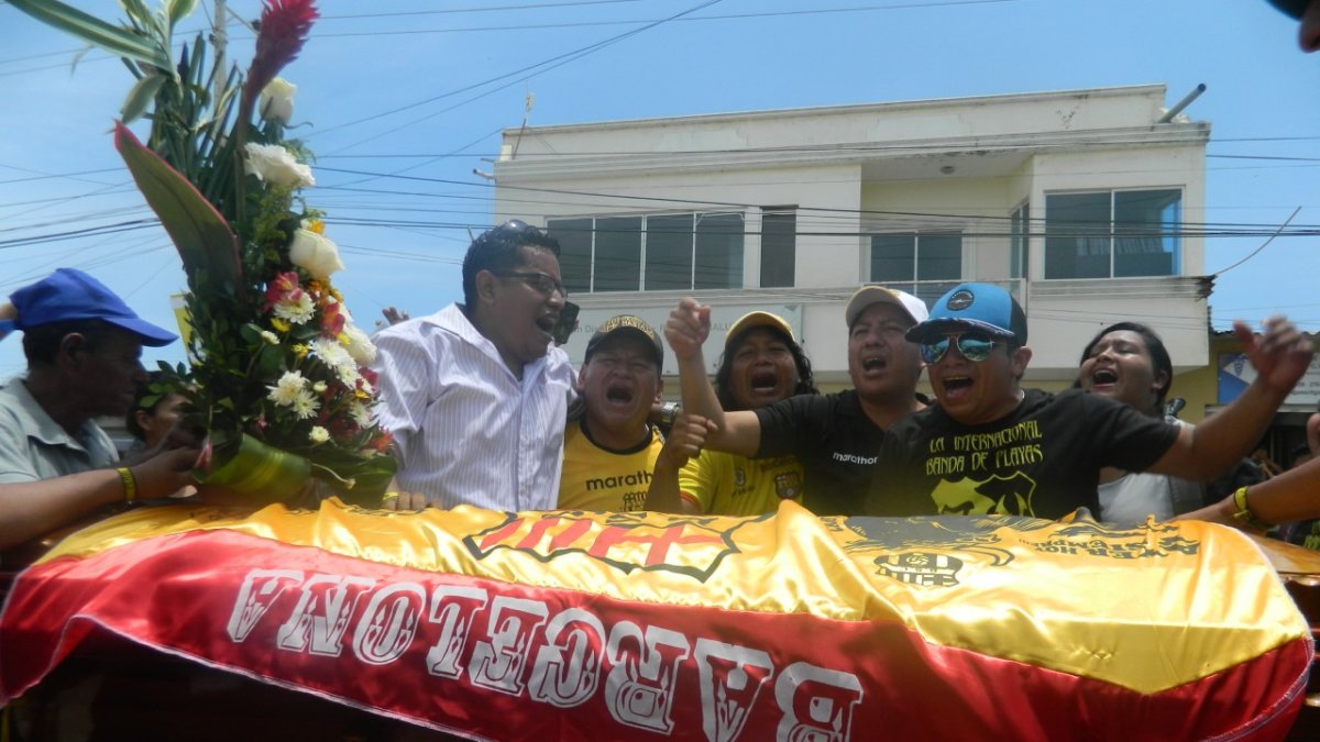 Familiares protestaron frente a la casa de salud.