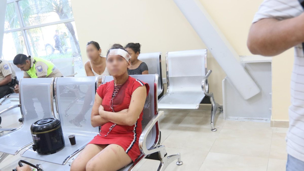 Los uniformados trasladaron a ambas a la Fiscalía de Flagrancia. La joven previamente fue atendida en un dispensario. El policía José Barzola cargaba un palo que habría sido usado en la trifulca.