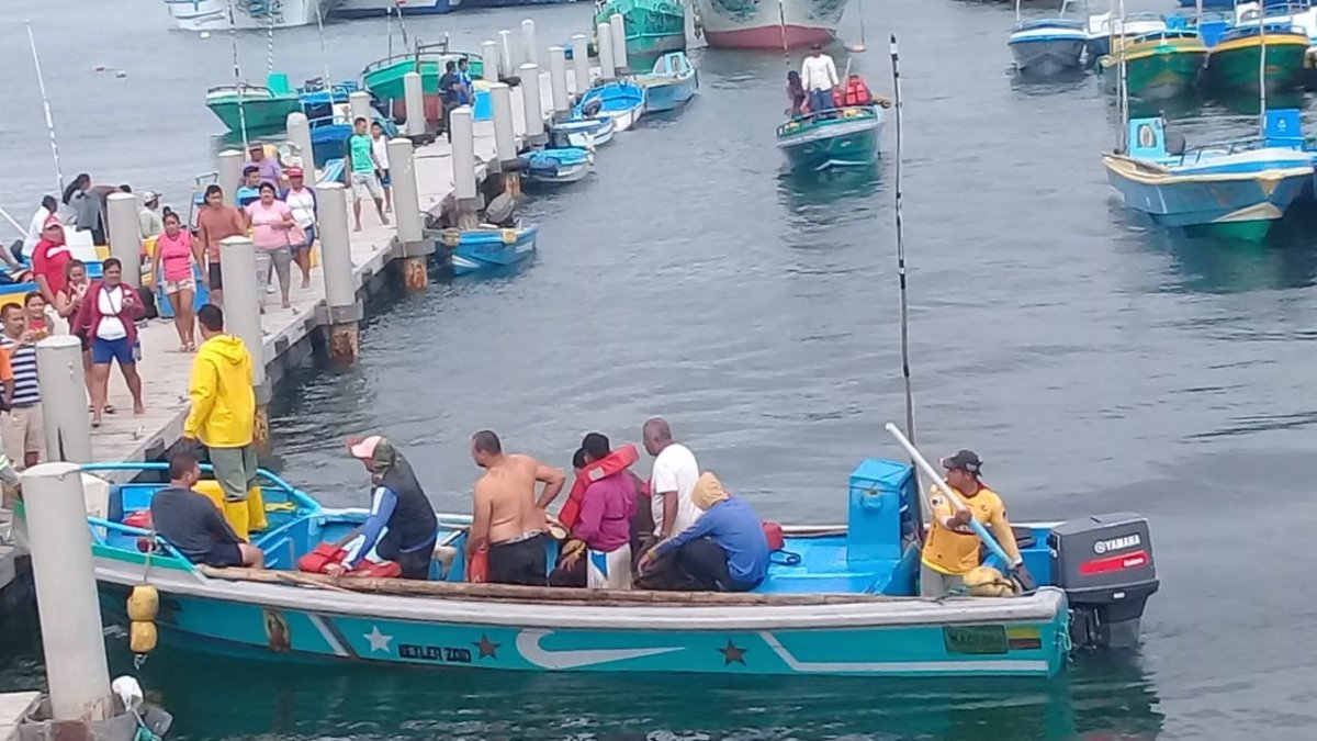 Apenas llegaron al puerto, los pescadores fueron trasladados a un hospital para su evaluación.