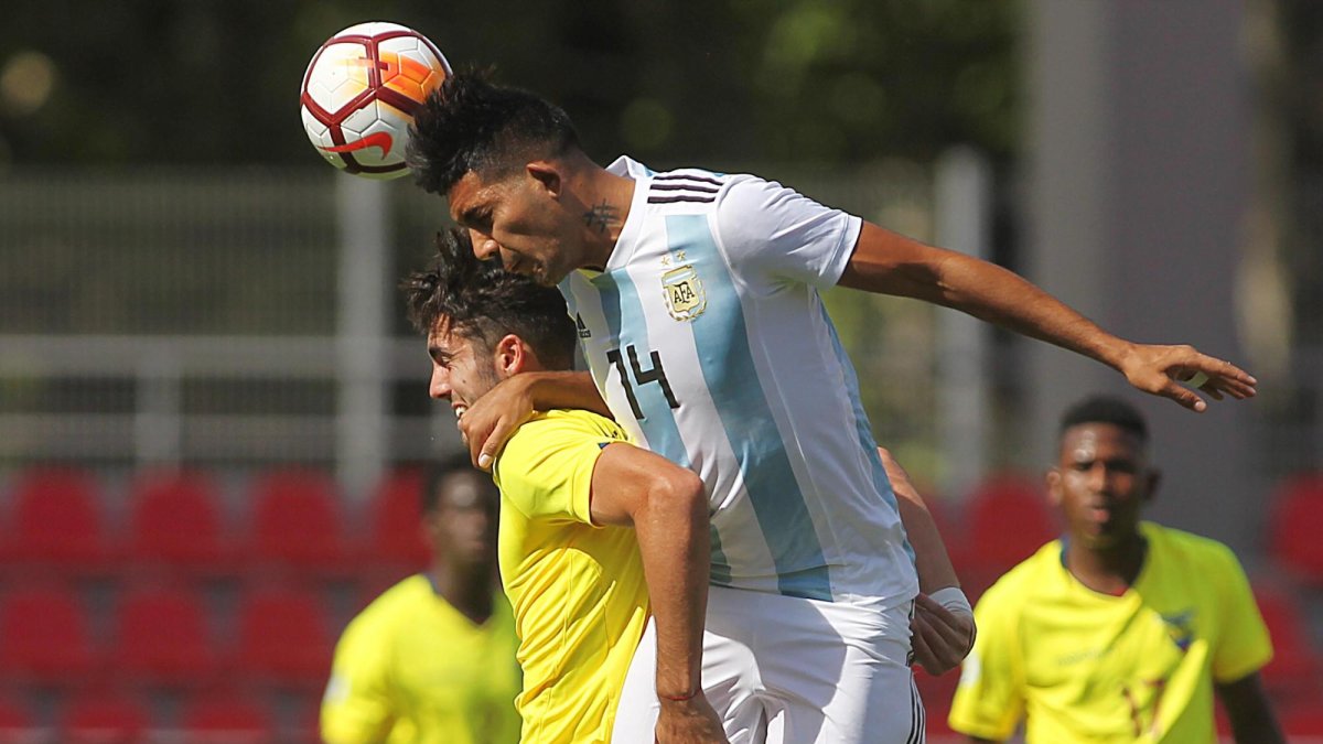 El jugador de la selección argentina Facundo Medina (d) disputa el balón con el ecuatoriano Leonardo Campana (i).
