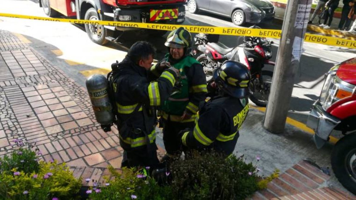 Varios elementos del Cuerpo de Bomberos se preparan antes de ingresar al edificio contaminado.