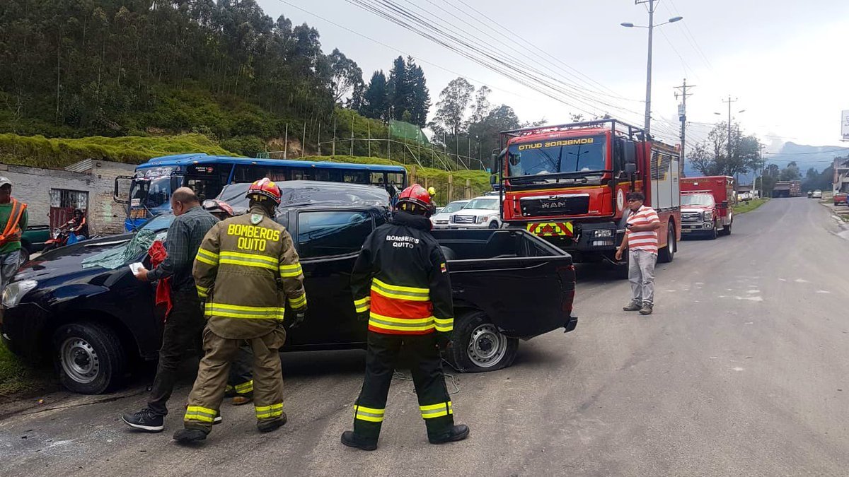 Miembros del Cuerpo de Bomberos llegaron a la escena para socorrer a la víctima.