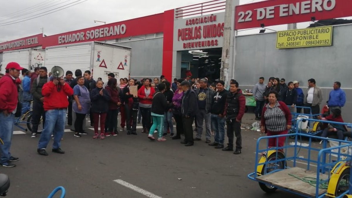 Los comerciantes cerraron por un corto tiempo las calles aledañas al mercado, para exigir seguridad.