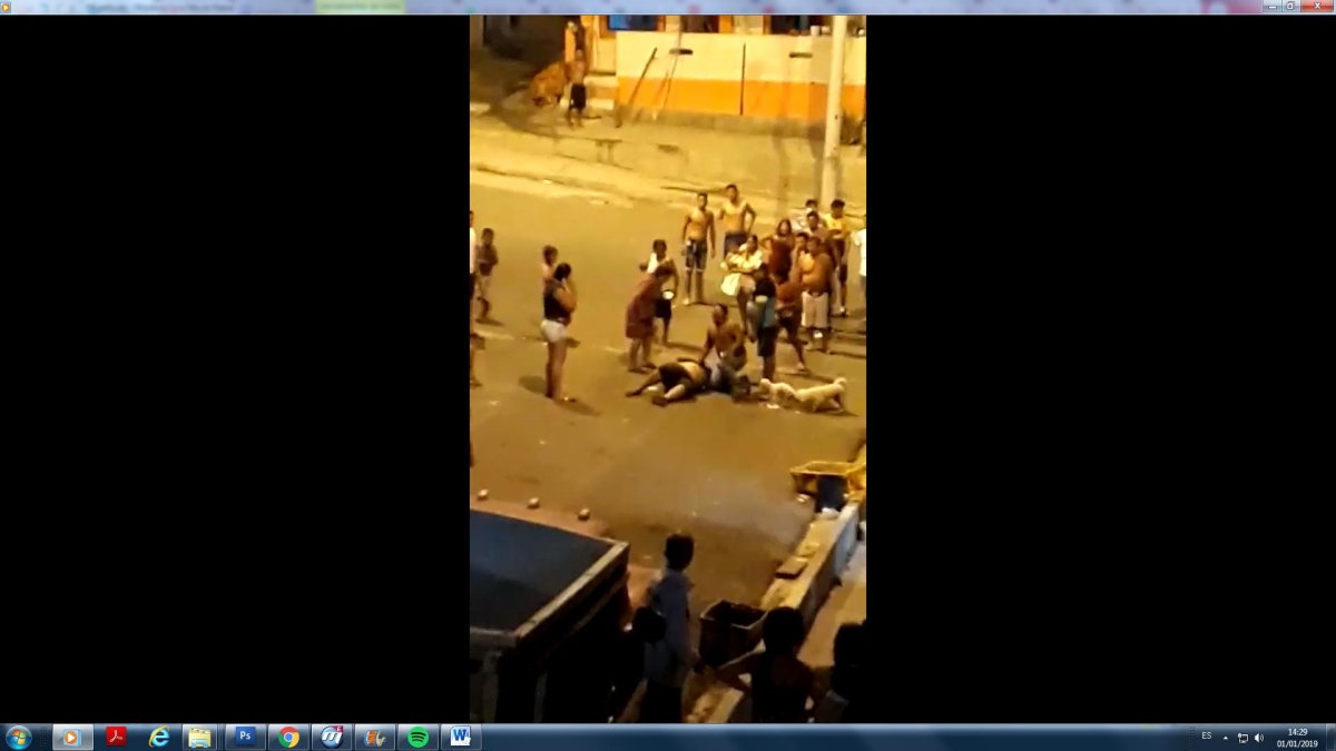 Captura de pantalla. La mujer quedó herida en la calle.