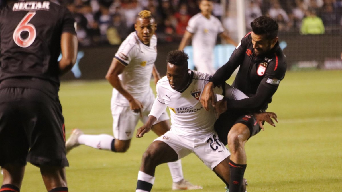 El partido ante Independiente de Santa Fe fue de ida y vuelta (al menos en los últimos 10 minutos del cotejo), no fue fácil para la escuadra de Pablo Repetto igualar a dos goles por bando en su jornada de presentación.