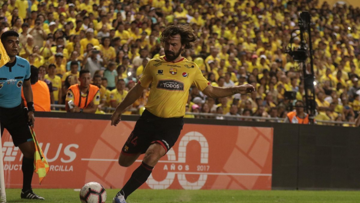 Andrea Pirlo, invitado especial para el evento, jugó 65 minutos con la amarilla.