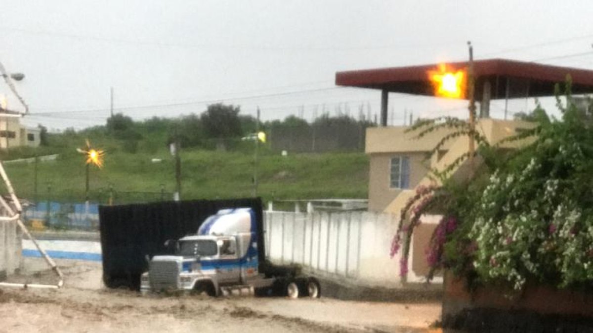 El Municipio de Manta informó que un camión, que había sido arrastrado por la corriente, “fue puesto a buen recaudo”.