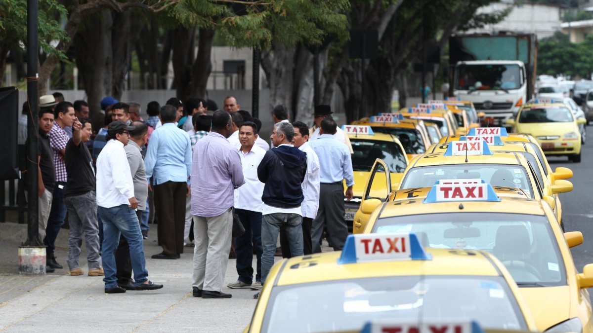 Los taxistas han solicitado en reiteradas ocasiones controles a lo que califican como “competencia desleal”: Uber y Cabify.