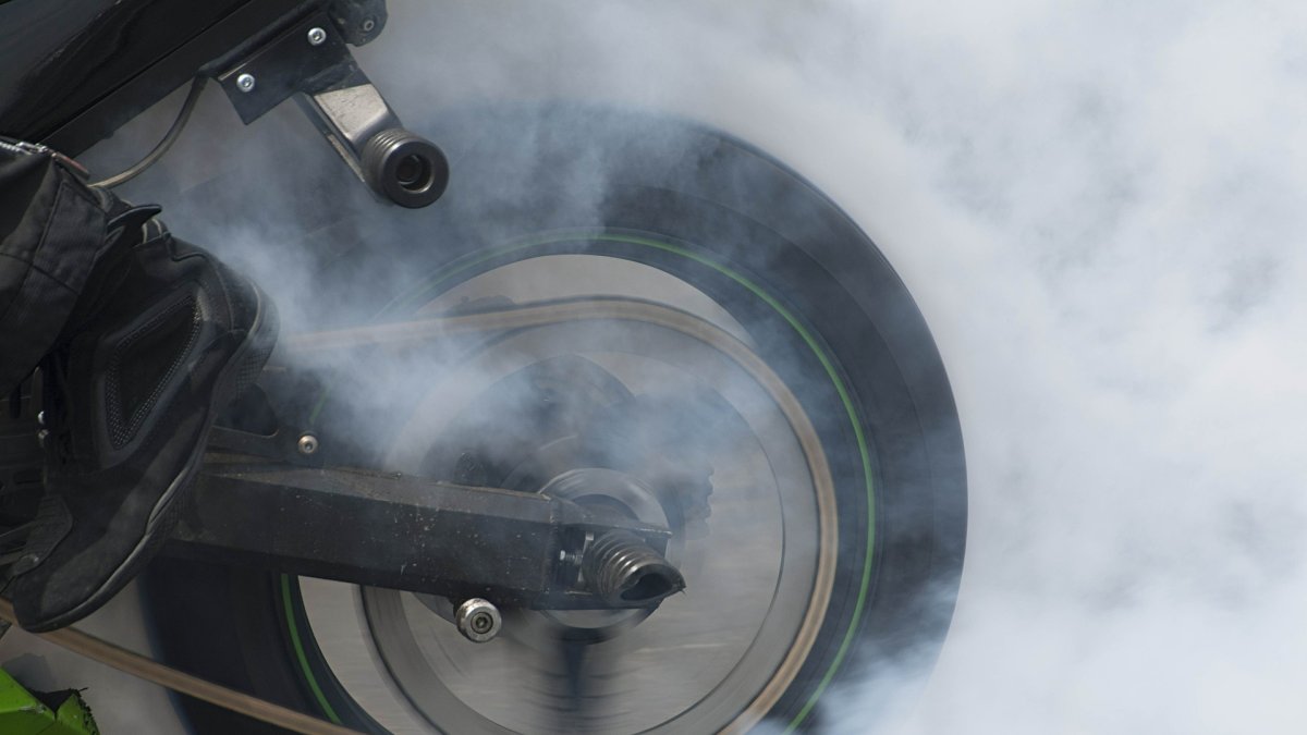 El vehículo no era del hombre que lo quemó.