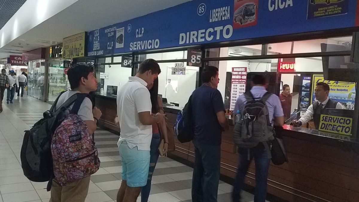 Referencial. Pasajeros compran boletos en uno de los puntos del terminal terrestre.