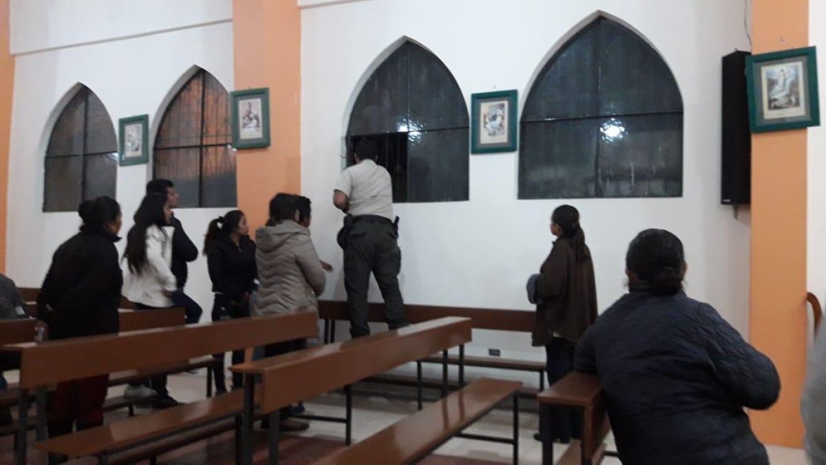 Agentes de policía inspeccionaron el sitio.