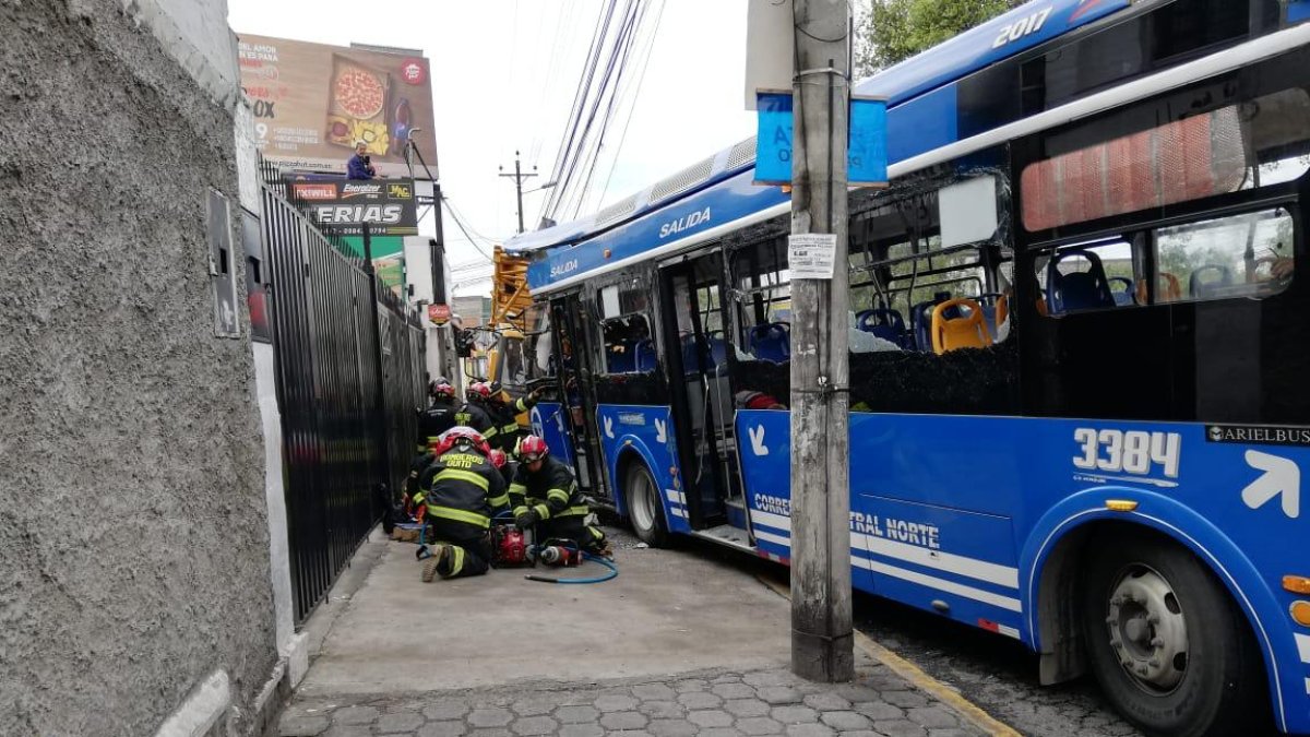 Una persona había quedado atrapada tras el accidente.