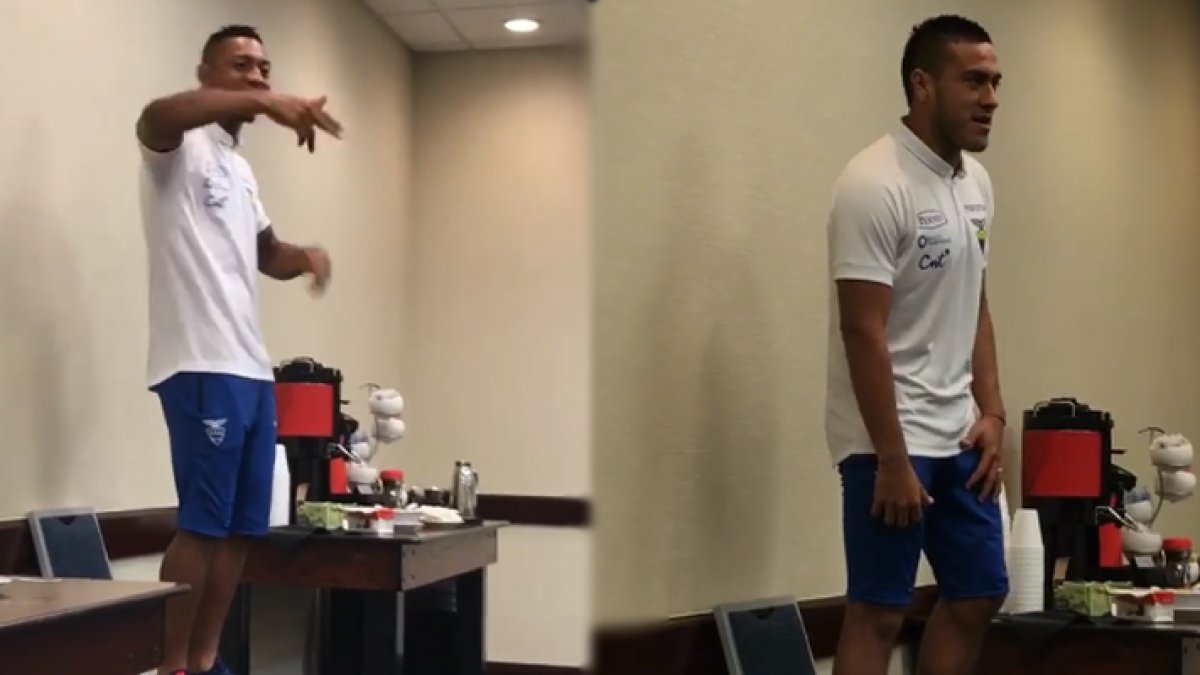 El volante Andrés Chicaiza, los defensas Pedro Pablo Velasco y José ‘Choclo’ Quinteros, y el delantero Carlos Garcés, se subieron a una silla y con nervios se transformaron en cantantes.