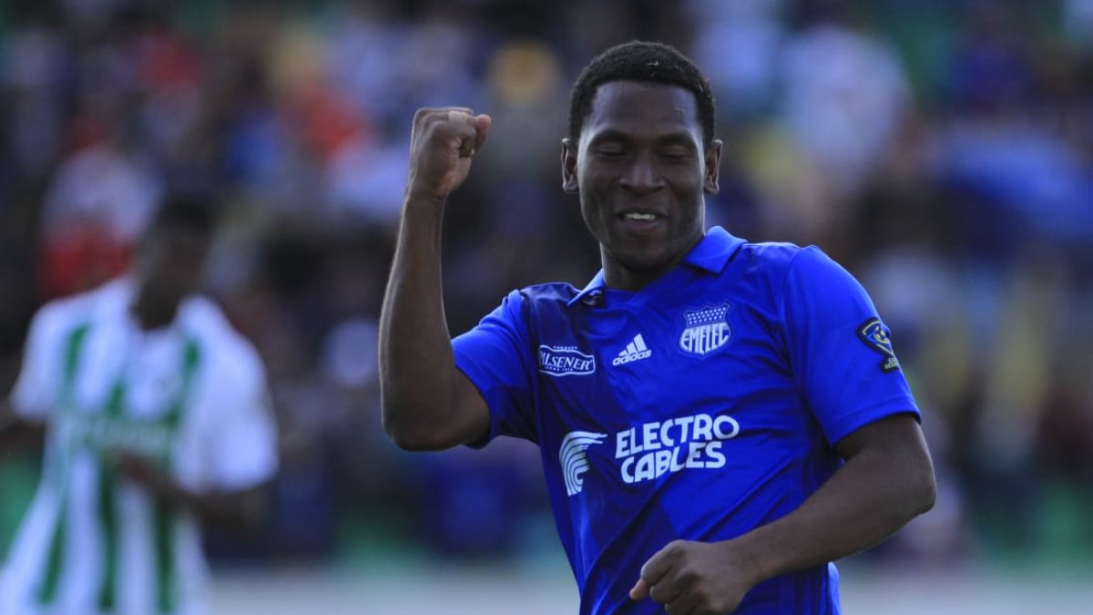 Brayan Angulo celebra el tanto conseguido de penal, el segundo del conjunto eléctrico ante el América de Quito.