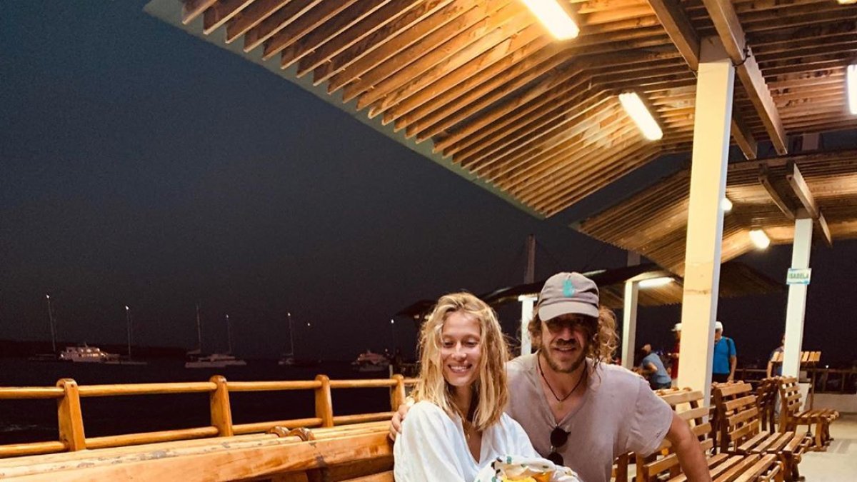 El futbolista español estuvo de visita en las islas. Se emocionó por compartir con los animales del lugar.