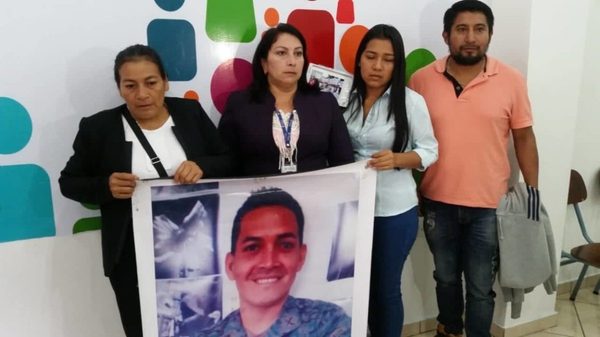 Gloria Gavilánez ( i ) junto a su hija, Viviana Ilaquiche (camisa verde) y su hermano, Henry Sigcha.