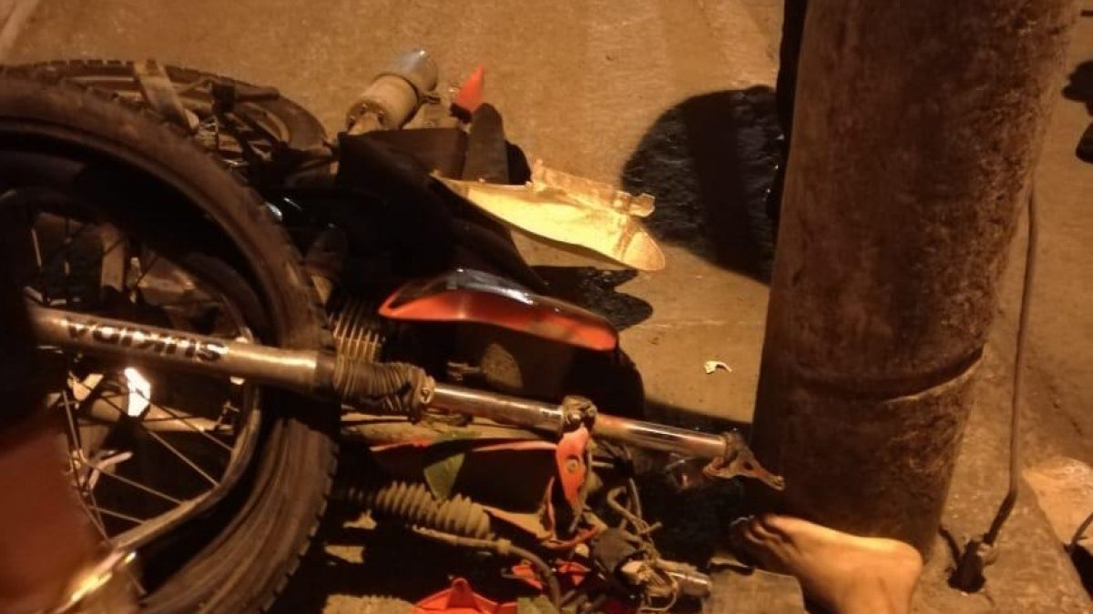 El cuerpo del fallecido quedó tendido junto a la moto y el poste con que chocó.