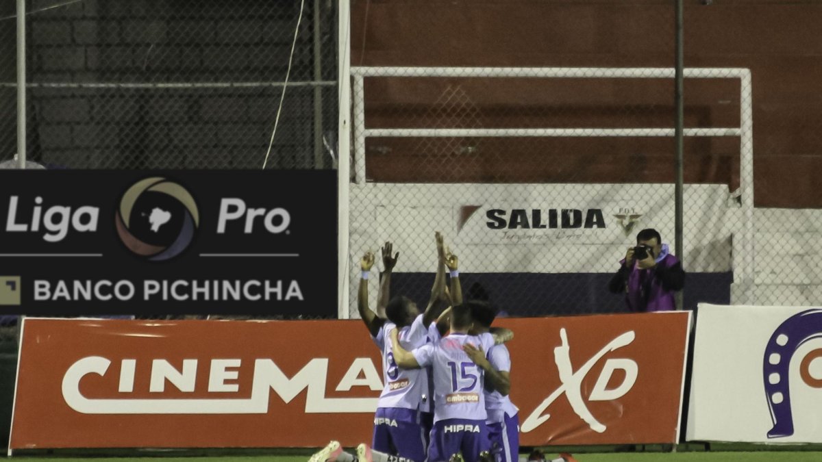 El primer clásico ambateño se vistió de celeste en las canchas del estadio Bellavista, la noche del sábado 23 de febrero.