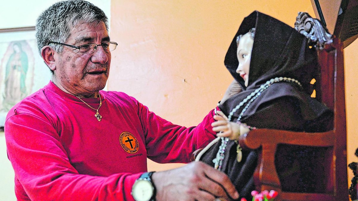 Jorge enseña las figuras religiosas que le han quedado de sus familiares, las tiene guardadas.