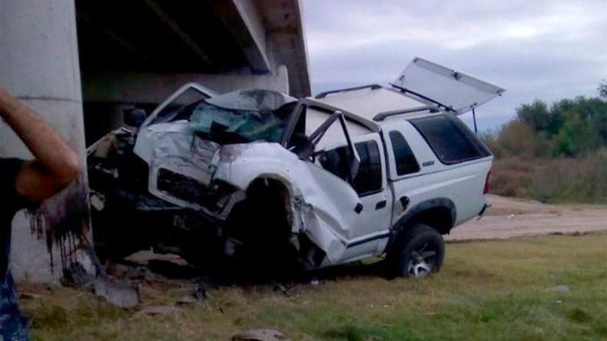 La camioneta quedó destrozada, con el hombre muerto.