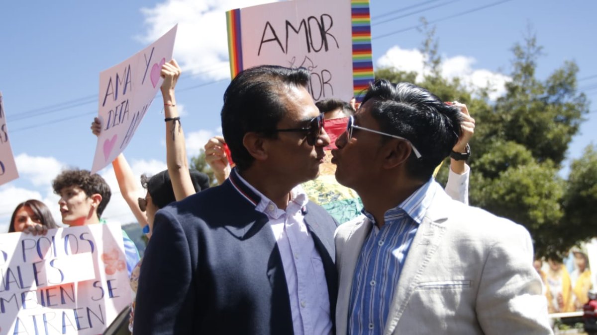 Efraín Soria y Javier Benalcázar exigen que se reconozca el matrimonio igualitario.