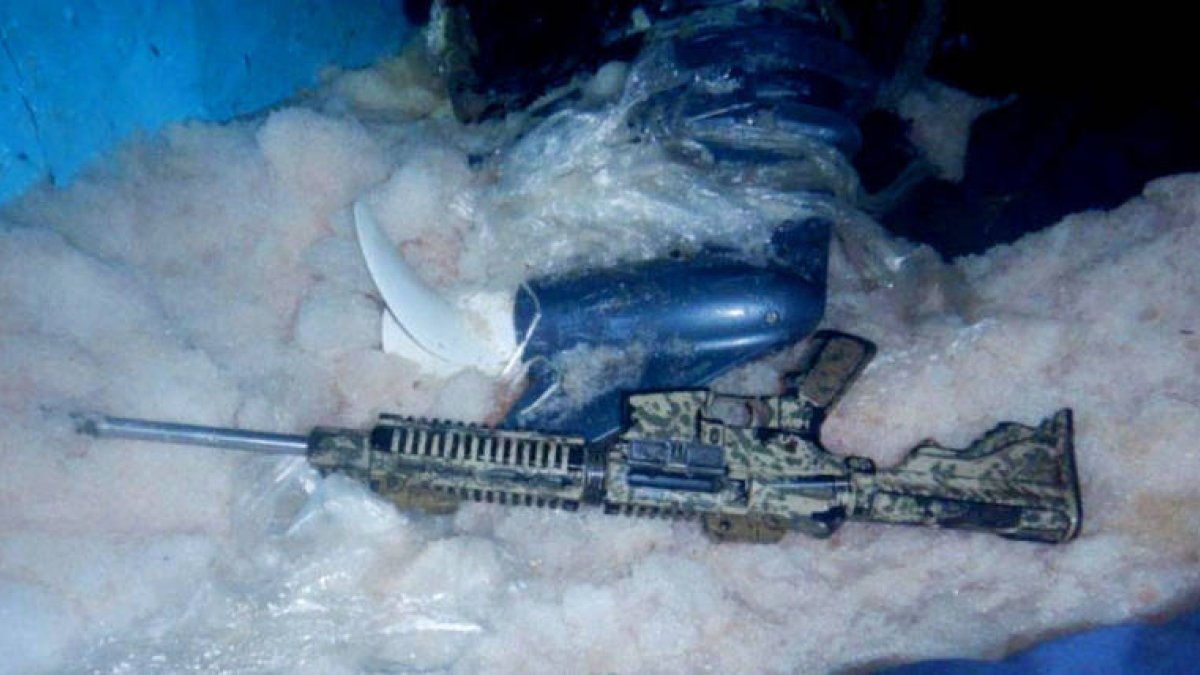 Las armas fueron descubiertas en las bodegas de un barco pesquero. Los detenidos fueron trasladados al Puerto de Manta.